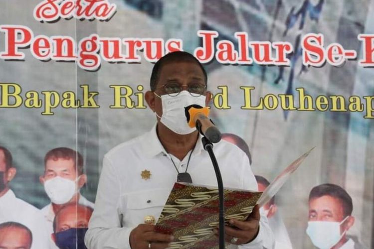 Wali Kota Ambon Richard Louhenapessy melantik Pengurus Asosiasi Supir Angkot Kota Ambon (ASKA) di Tribun Lapangan Merdeka, Kota Ambon, Kamis (25/11/2021)