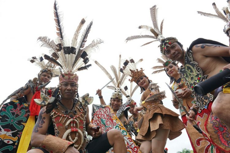 Rangkaian karnaval yang menampilkan keberagaman budaya dan kearifan lokal dalam Festival Pesona Lokal Pontianak yang dipusatkan di Taman Alun Kapuas, Pontianak, Kalimantan Barat, Minggu (14/10/2018).