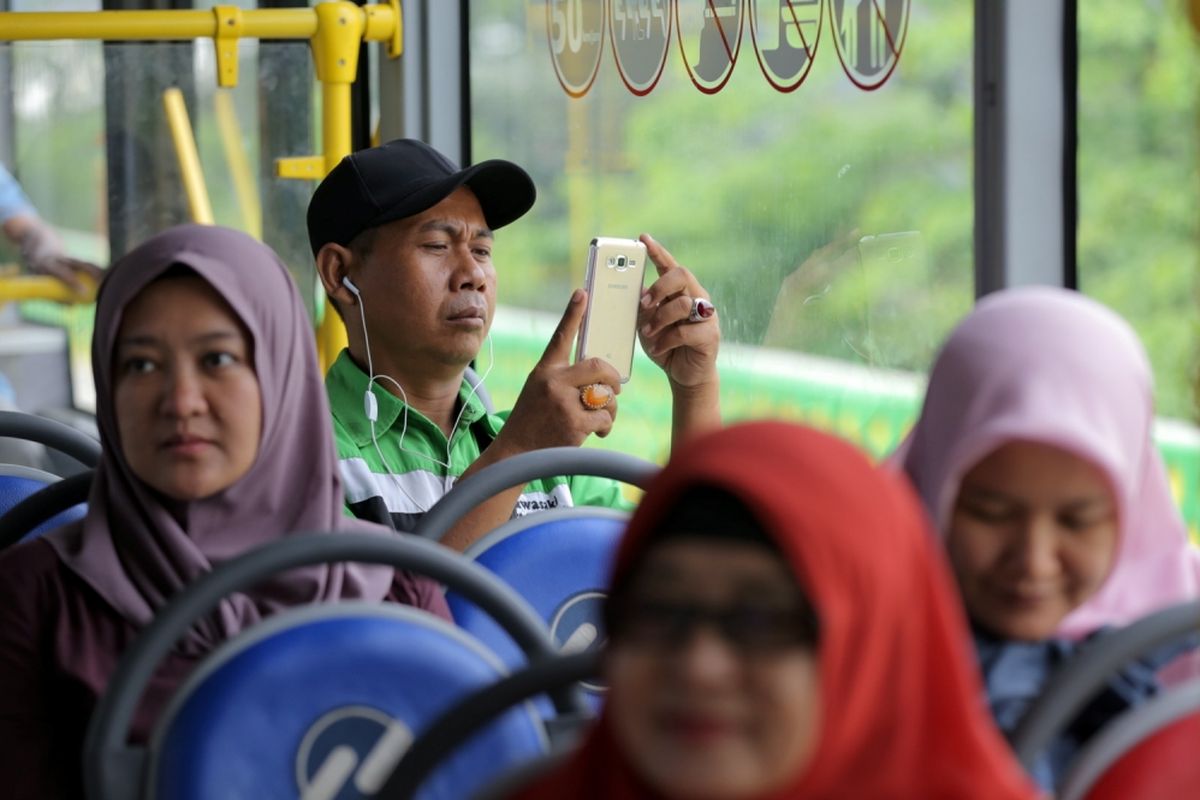 Suasana di dalam bus transjakarta koridor 13 Ciledug - Tendean, Jakarta Selatan, Senin (14/8/2017). Layanan transjakarta koridor 13 mulai beroperasi hari ini, meskipun beberapa halte di koridor tersebut masih belum bisa difungsikan. 