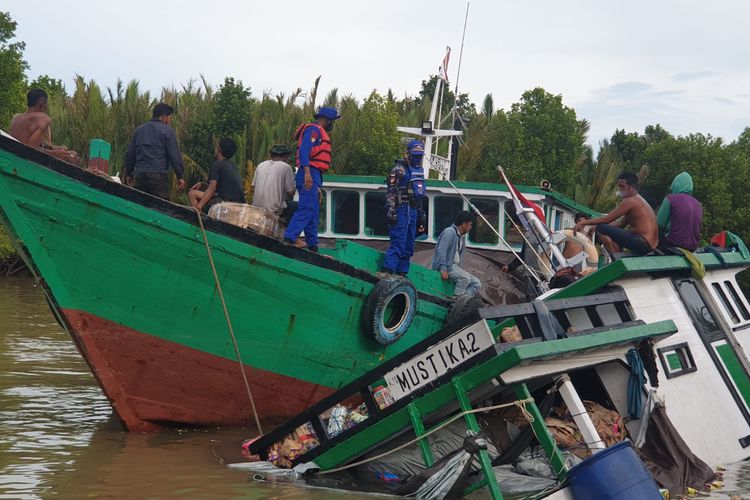 KM Mustika 2, Kapal kayu pengangkut Sembako dari Kota Tarakan menuju Nunukan Kaltara, karam di perairan pulau Tibi Kabupaten Bulungan. Kapal melewati pusaran air dan sulit dikendalikan 