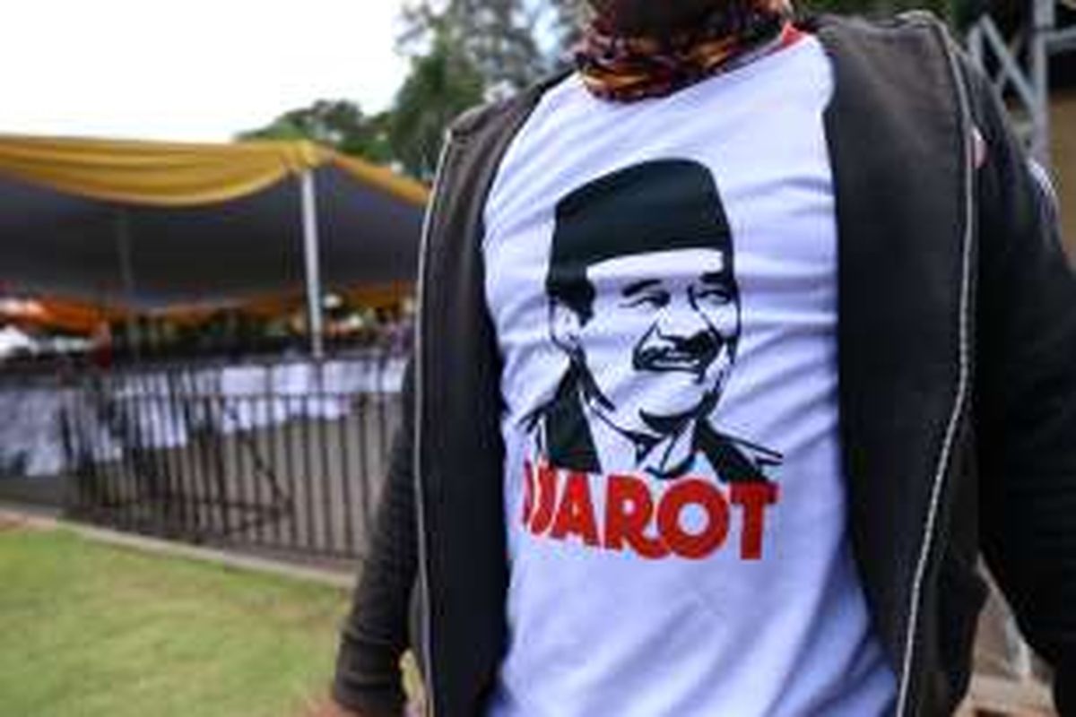 Sejumlah pendukung cagub Dan cawagub Ahok-Djarot di silang barat daya Lapangan Monas, Jakarta Pusat, Sabtu (29/10/2016). Para pasangan calon gubernur dan wakil gubernur yang maju di Pemilihan Kepala Daerah DKI 2017 mendeklarasikan kampanye damai.