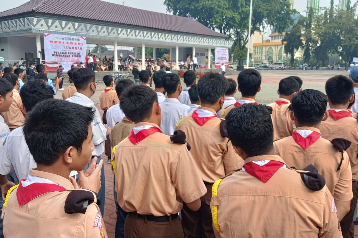 Ribuan pelajar dari SMA dan SMK yang hadir dalam deklarasi anti tawuran pelajar di Alun-alun Kota Bekasi, Jalan Pramuka, Bekasi Selatan pada Rabu (7/12/2022). Deklarasi itu digelar seiring dengan maraknya aksi tawuran pelajar di sejumlah titik di Kota Bekasi.