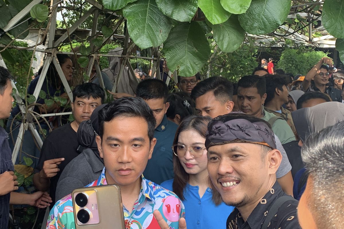 Calon wakil presiden nomor urut 2, Gibran Rakabuming Raka, langsung dikerubungi warga yang ingin meminta foto dan berjabat tangan usai kampanye bertemu kawula muda dan para pelaku UMKM di Kota Bekasi, Jumat (2/2/2024). 
