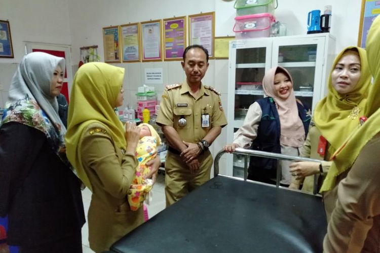 Bayi yang dibuang oleh ibunya di teras rumah warga di Kecamatan Gumukmas Jember diserahkan pada PSAB SIdoarjo