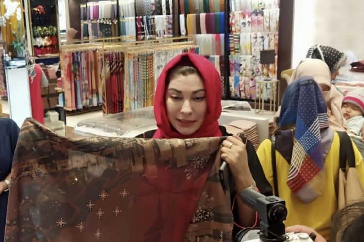 Pemilik brand hijab Alisha, Zareena Servia, tengah mempelihatkan pasmina di tokonya.