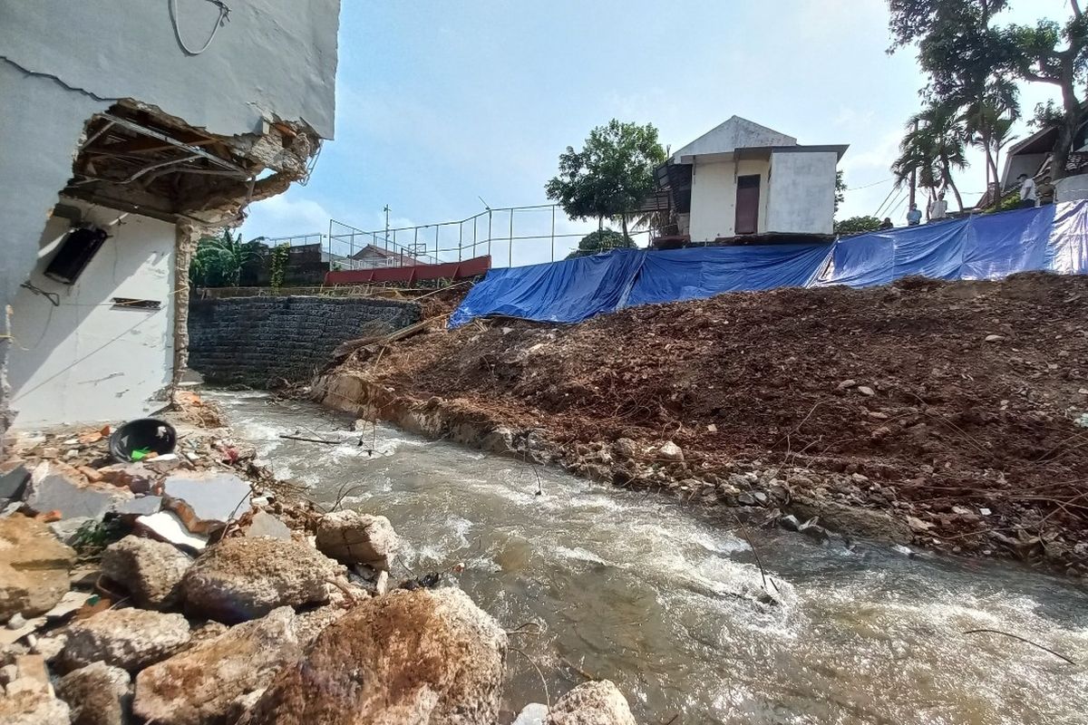 Aliran anak Kali Pesanggrahan di kawasan Ciputat, Tangerang Selatan, kembali terbuka setelah material longsor berhasil dipindahkan, Senin (14/6/2021).