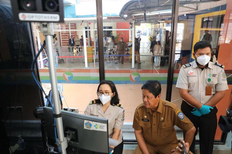 plt Gubernur Kepri Isdianto menegaskan sejauh ini Kepri aman. Namun kita tetap siaga dan waspada untuk mengantisipasi apapun yang mungkin terjadi. Termasuk peralatan dan personil untuk antisivasi Virus Corona