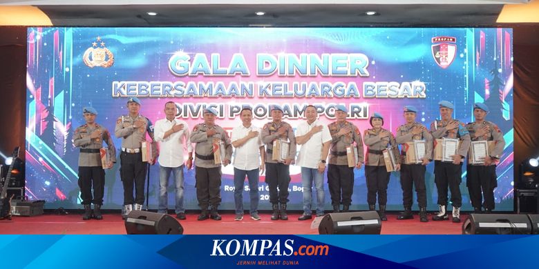 Kapolri Beri Penghargaan 3 Anggota Propam karena Bangun Sekolah