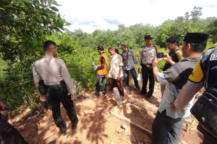 Penemuan mayat bayi yang berada di TPU Husnul KhotimahKelurahan Air Lintang, Kecamatan Muara Enim, Kabupaten Muara Enim, Sumatera Selatan, Jumat (12/5/2023).