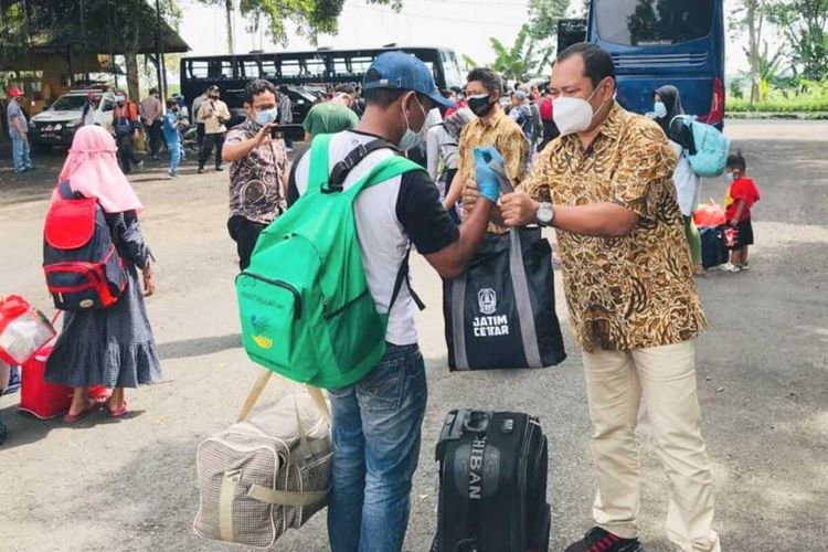 Pengungsi Gempa Sulbar asal Jatim mendarat di Bandara Abdulrahman Saleh Malang, Kamis (21/1/2021).