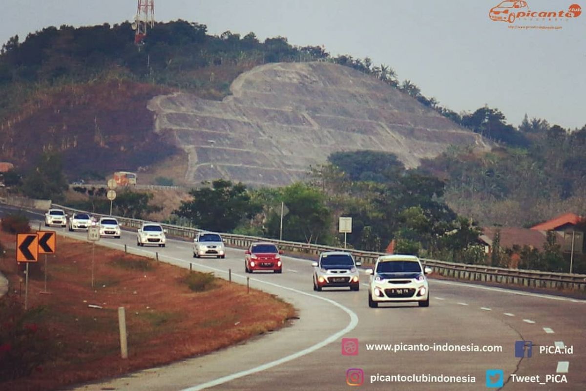 Konvoi komunitas klub mobil pengguna KIA Picanto, yakni Picanto Club Indonesia (Pica) menuju tempat berlangsungnya Jambore Nasional pengguna Picanto di Tawangmangu, Solo, Jawa Tengah pada 7-9 September 2018. 