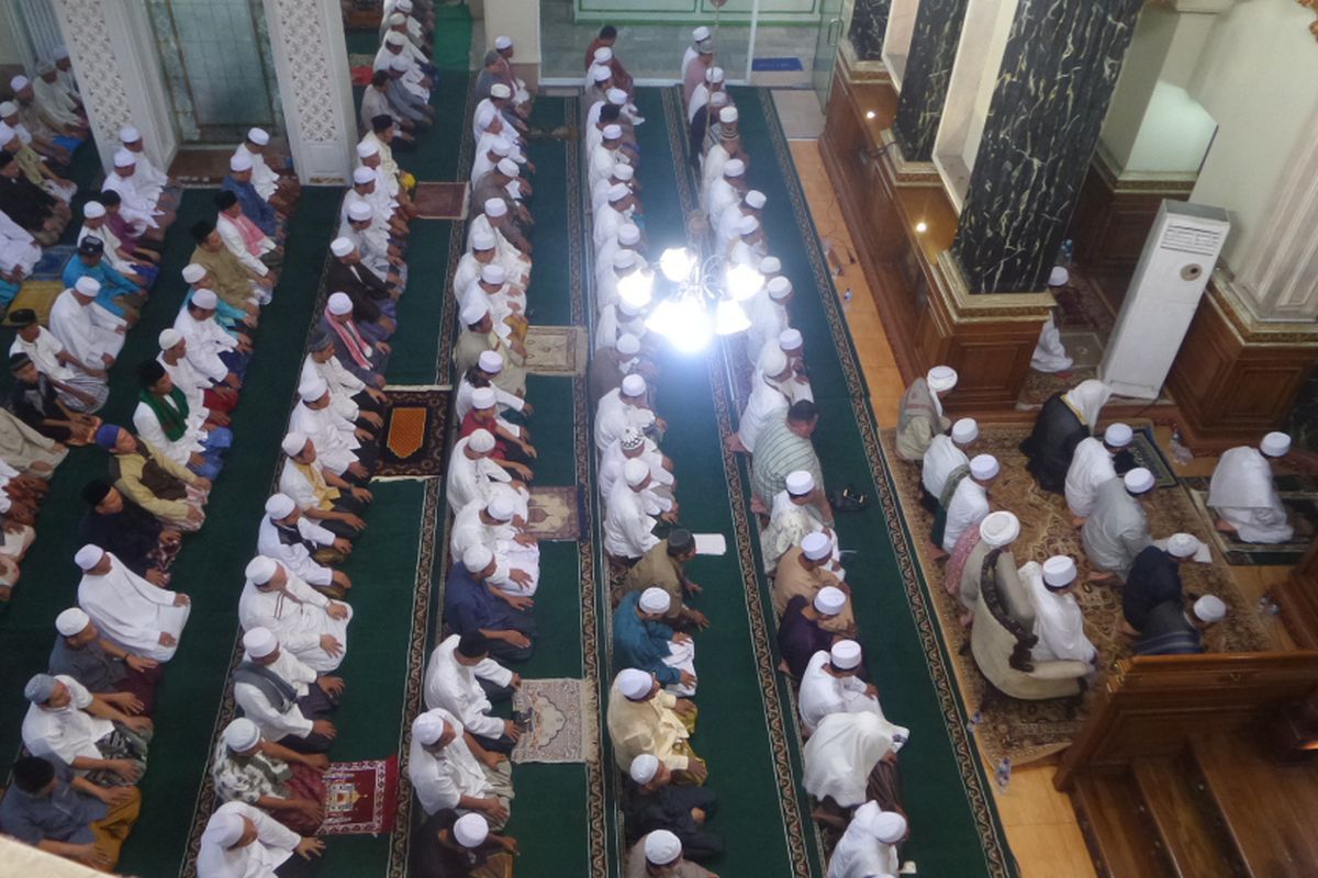 Jamaah Masjid Al Marzuqiyah di Cipinang Muara, Jakarta Timur merayakan Idul Fitri 1438 Hijriah pada Senin (26/6/2017