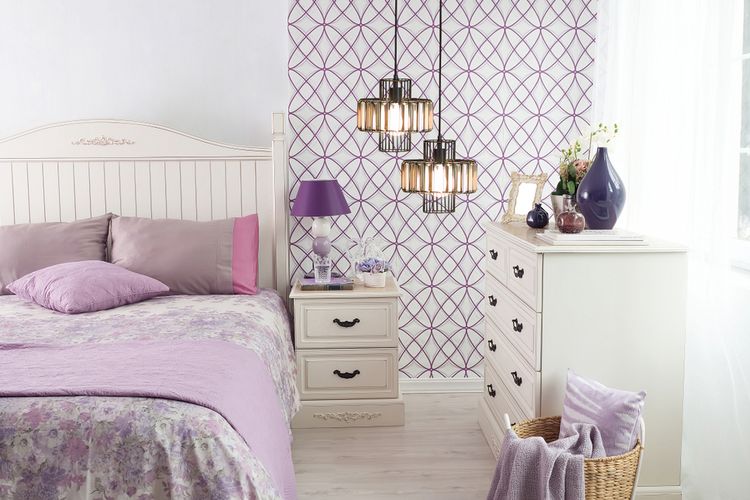 Ilustrasi wallpaper dengan motif grafis di kamar tidur. 