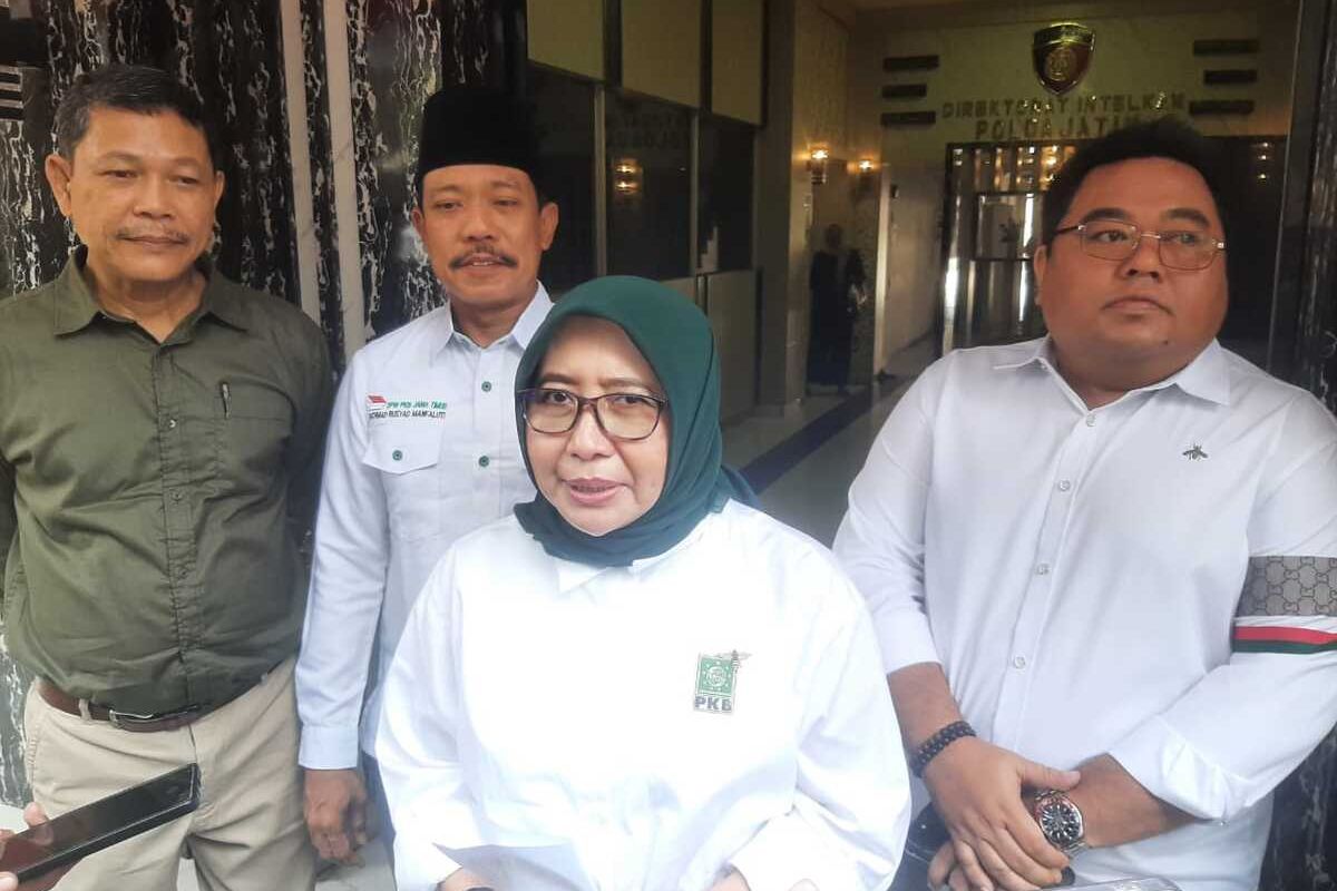 Sekretaris PKB Jatim Anik Maslacah (tengah) bersama pengurus PKB Jatim mendatangi Polda Jatim, Kamis (22/8/2024)