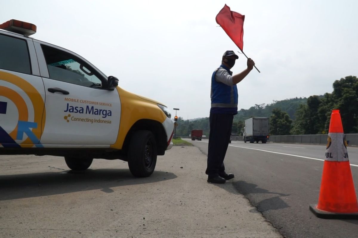 Petugas Jasa Marga di jalan tol.