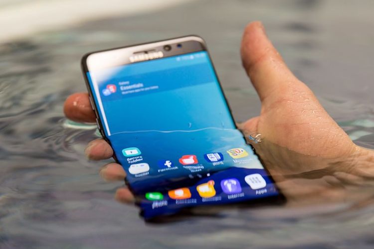 Ilustrasi smartphone Samsung direndam ke dalam air