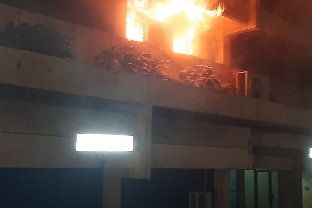 Lantai 2 gedung Dinas Perhubungan DKI Jakarta di Gambir, Jakarta Pusat terbakar pada dini hari tadi, Selasa (8/3/2022). Api diduga muncul karena adanya korsleting listrik.