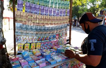 Fatah, warga Kelurahan Sukorejo, menunggu lapak jasa penukaran uang angpao di Jalan Merdeka, Kota Blitar, Selasa (27/4/2021)