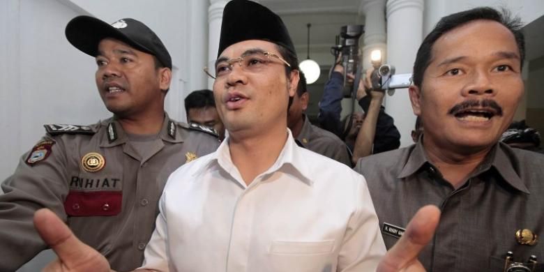 Aceng HM Fikri, saat masih menjabat Bupati Garut, berjalan menuju ruang pertemuan gubernur Jabar saat akan menerima Surat Keputusan Presiden RI Nomor 17/P Tahun 2013 Tanggal 20 Februari 2013 tentang Pengesahan Pemberhentian Bupati Garut Masa Jabatan 2009-2014 yang akan diserahkan Gubernur Jawa Barat, Ahmad Heryawan di Gedung Sate, Jalan Diponegoro, Kota Bandung, Senin (25/2/2013).    
 