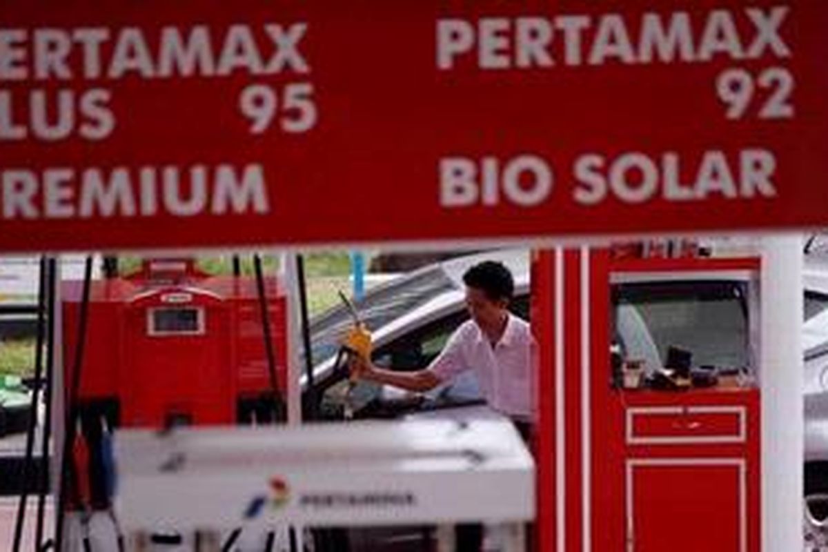 Aktivitas pengisian bahan bakar minyak (BBM) bersubsidi jenis premium di salah satu SPBU milik Pertamina. 

