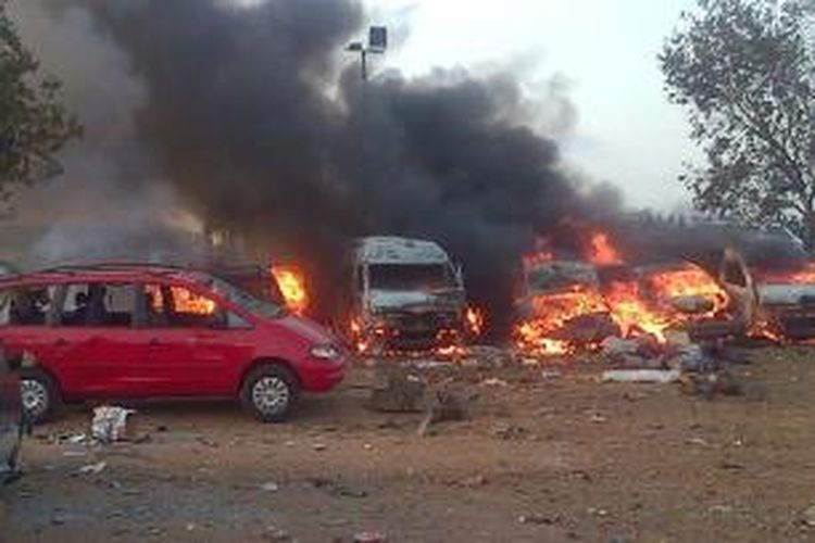 Puluhan mobil terbakar ketika sebuah bom meledak di saat jam sibuk di sebuah terminal bus di pinggiran kota Abuja, Nigeria, Senin (14/4/2014), menewaskan 75 orang dan melukai ratusan orang lainnya. Kelompok militan Boko Haram mengaku mendalangi aksi teror itu.