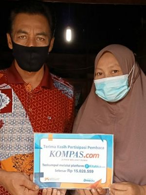 Ayah almarhum M Fareski, Izuldi (46) dan ibunya, Rita Susrianti (40), menerima bantuan dari para donatur atas kerjasama Kompas.com dengan situs Kitabisa.com.