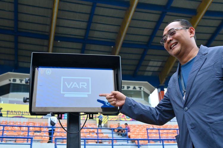 Video assistant referee (VAR) siap digunakan di Stadion Si Jalak Harupat, Soreang, Kabupaten Bandung dalam pertandingan leg kedua semifinal Championship Series Liga 1 2023-2024 antara Persib Bandung vs Bali United, Sabtu (18/5/2024).
