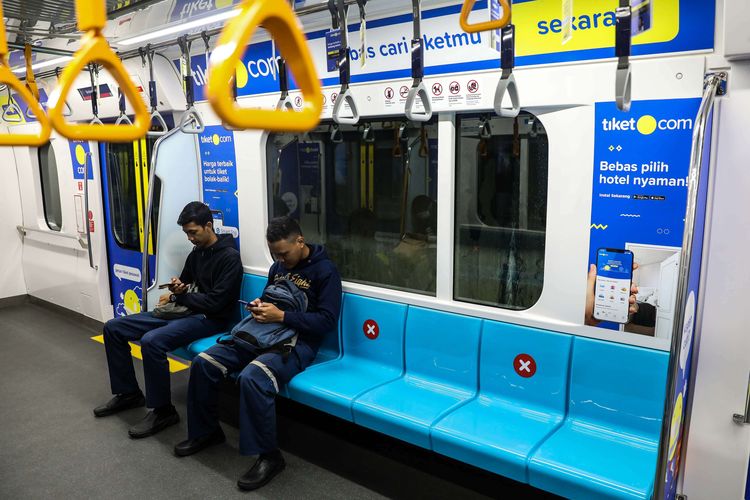 Warga duduk dengan menerapkan social distancing atau saling menjaga jarak guna mencegah penyebaran virus corona di Stasiun MRT Bundaran HI, Jakarta Pusat, Jumat (20/3/2020). PT MRT Jakarta (Perseroda) mengimbau para penumpang untuk menjaga jarak aman dengan penumpang lainnya, minimal dalam radius satu meter.