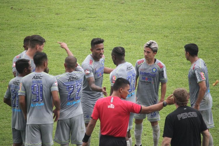 Tim Persib Bandung saat menghadapi Arema FC di Stadion Kanjuruhan, Minggu (8/3/2020).