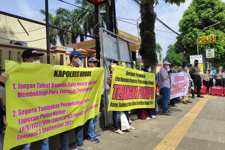 Sejumlah warga perumahan Ervina Kencana Regency melakukan aksi unjuk rasa di depan Mapolres Bogor menuntut dituntaskannya kasus dugaan penipuan yang mereka alami, Rabu (25/5/2022).