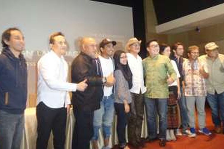 Komite Seleksi untuk memilih film Indonesia yang akan didaftarkan ikut seleksi Piala Oscar 2017 bersama tim film Surat dari Praha diabadikan di Lounge Plaza Indonesia XXI, Jalan Thamrin, Jakarta Pusat, Jumat (23/9/2016).