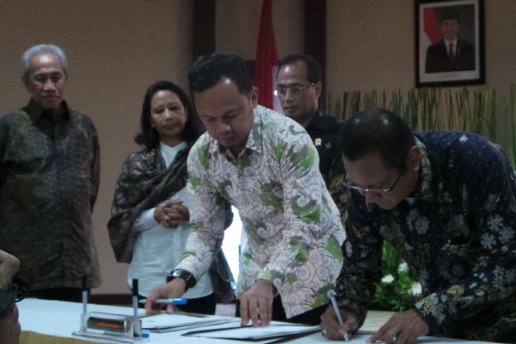 Penandatanganan nota kesepahaman pembangunan kawasan terintegrasi berkonsep transit oriented development (TOD) di Stasiun Bogor dan pembangunan stasiun Sukaresmi, di Kementerian BUMN, Jakarta Pusat, Senin (11/9/2017).