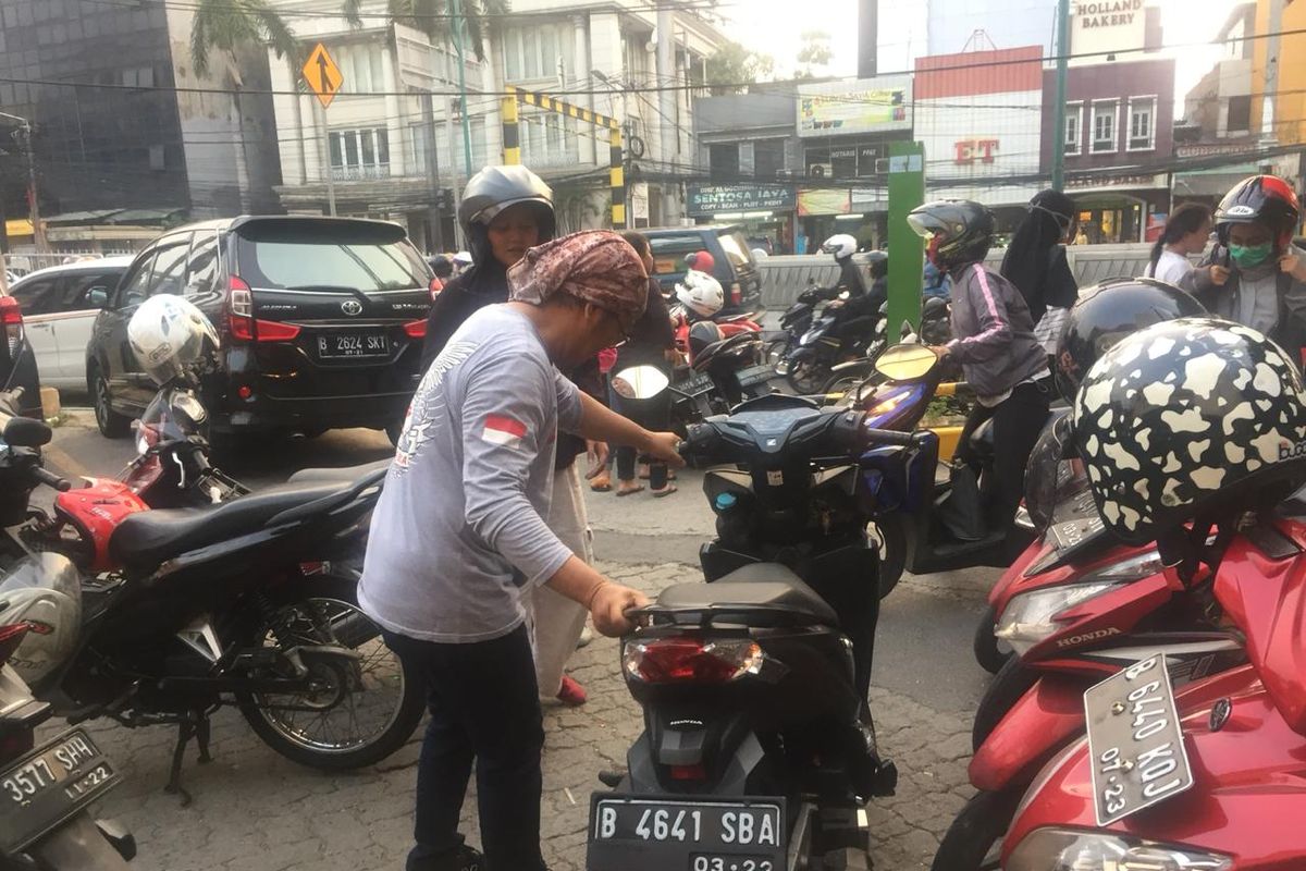 Amrullah, juru parkir di Giant Mampang Prapatan, Jakarta Selatan, Senin (24/6/2019).