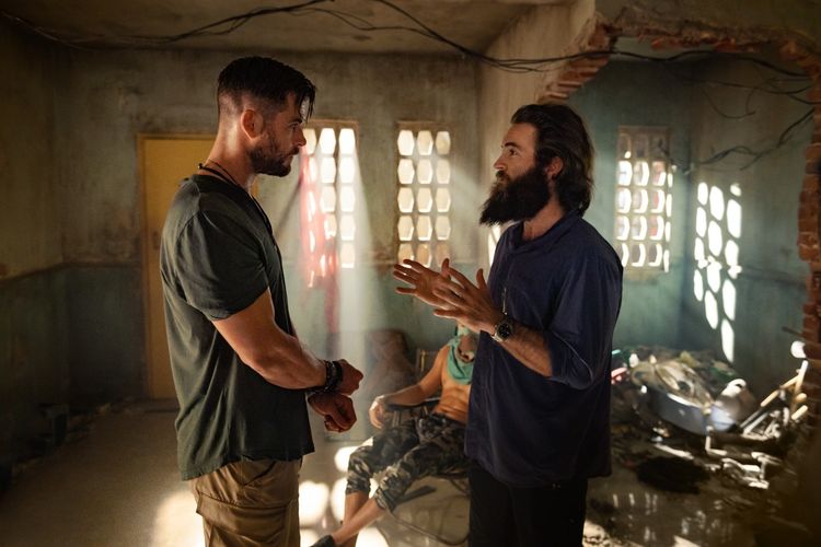Chris Hemsworth berbincang dengan sutradara Sam Hargrave dalam proses syuting film Extraction dok. Netflix 