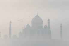 Polusi Tebal Bikin Taj Mahal di India Menghilang dari Pandangan