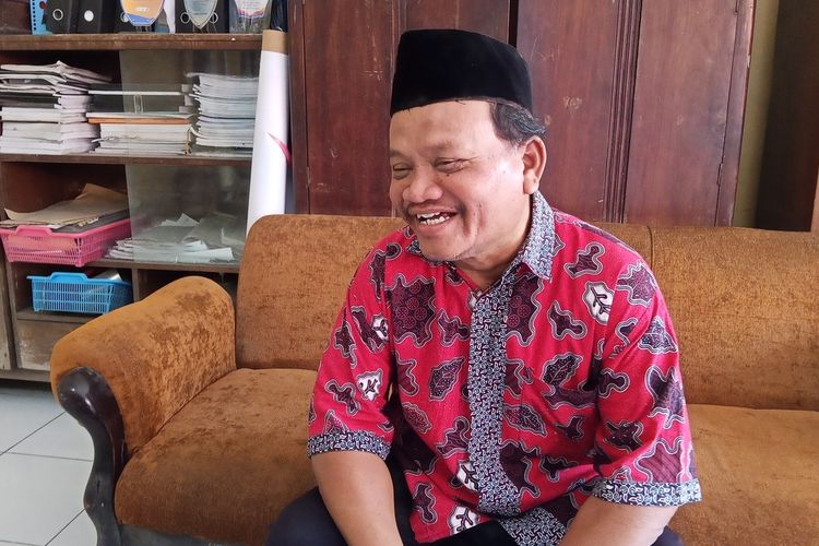 Kisah Muhtamid, Guru di Pesisir Semarang: 26 Tahun Mengajar, Honor Tak Menentu, dan 4 Kali Ganti Motor karena Rob