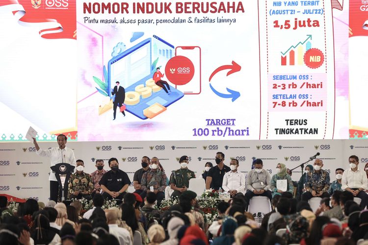 Presiden Joko Widodo memberi sambutan saat pembagian nomor induk berusaha (NIB) di Cijantung, Jakarta, Rabu (13/7/2022). Jokowi menargetkan, ke depannya pemerintah dapat mengeluarkan 100.000 izin usaha per hari, dari angka 7.000-8.000 izin usaha per hari saat ini.