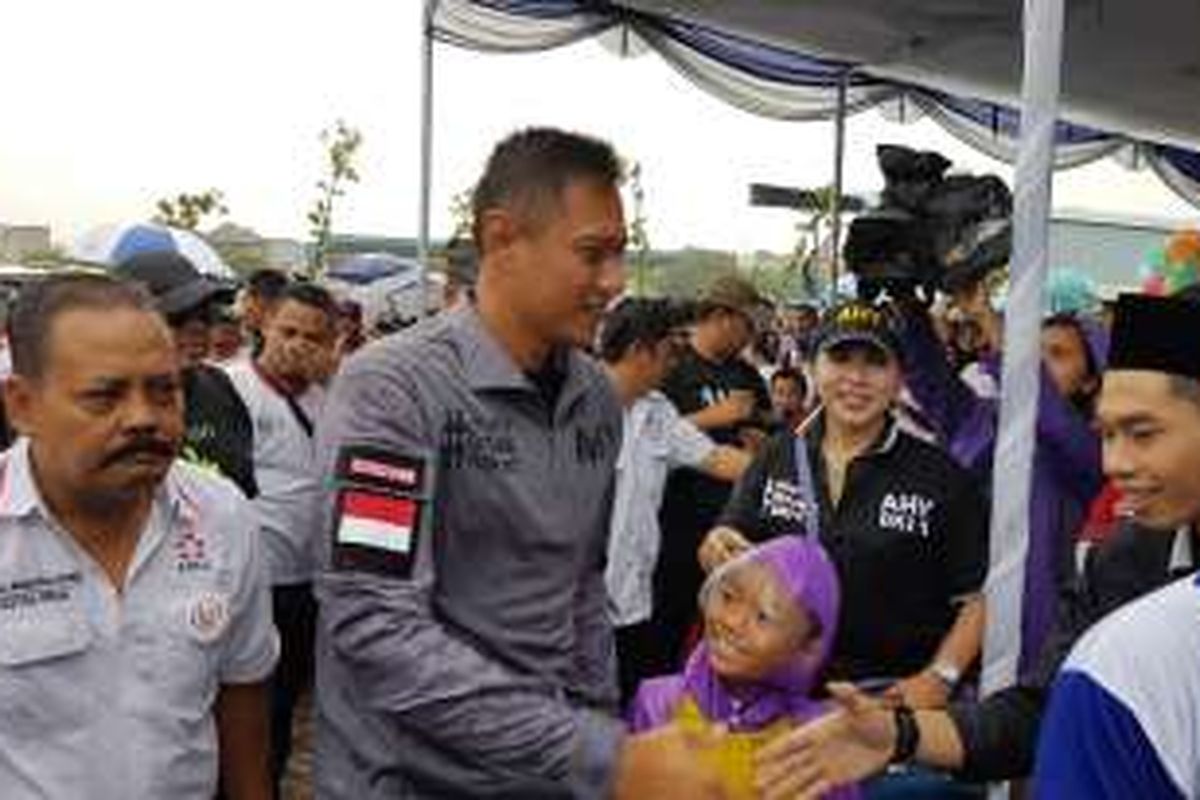 Bakal calon gubernur DKI Jakarta, Agus Harimurti Yudhoyono, saat menyapa relawannya di Stadion Tugu, Jakarta Utara, Minggu (23/10/2016).
