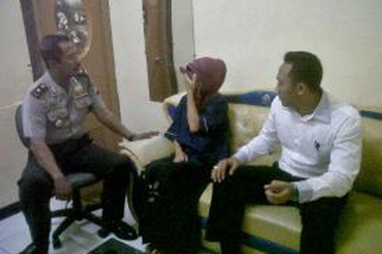 Kapolres Sumenep, AKPB Marjoko saat menemui pelaku penggelapan dan penipuan di ruang kerjanya, Senin (9/9/2013)