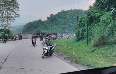 Rem Blong, Truk Trailer Tabrak 5 Motor dan Mobil di Jalan Turunan ...