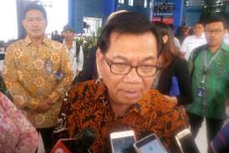 Direktur Utama Bank Rakyat Indonesia (BRI) Asmawi Syam  di Stasiun Juanda Jakarta, Senin (19/12/2016) 