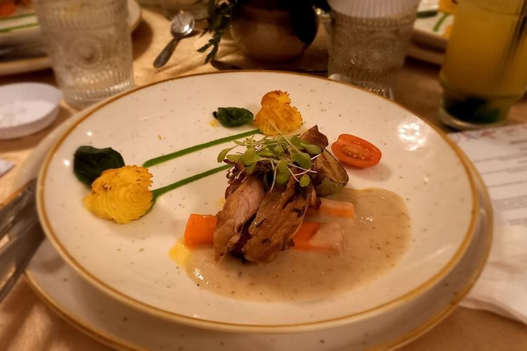 Menu di Pracimasana: Bistik Pitik Bumbu Opor adalah ayam filet dengan siraman saus bumbu opor, disajikan bersama kentang tumbuk dan sayur.