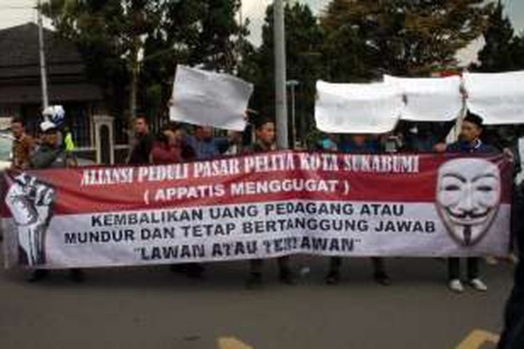 Demonstrasi Aliansi Peduli Pedagang Pasar Pelita Sukabumi (APPATIS) di depan Balai Kota Sukabumi, Jawa Barat, Kamis (19/5/2016). Mereka menuntut pertanggungjawaban Pemkot Sukabumi. 