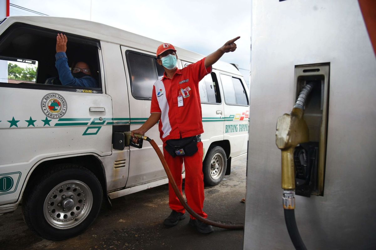 Petugas mengisi BBM ke kendaraan konsumen di SPBU 14.223.301 Jalan Sisingamangaraja, Balige, Kabupaten Toba, Sumatera Utara, Rabu (13/4/2022). Pertamina Patra Niaga Regional Sumbagut memastikan stok BBM dan LPG aman selama Ramadhan dan mudik Idul Fitri 1443 H dengan menyediakan 891 unit mobil tangki, 30 unit Bridger Avtur, 254 unit mobil pembawa LPG (skid tank) dan 32 unit mobil tangki dispenser.