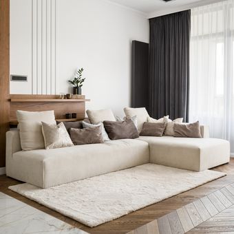 Ilustrasi karpet warna putih di ruang tamu.