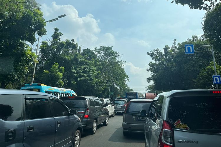 Macet di Jalan TB Simatupang pada Minggu (2/7/2023).