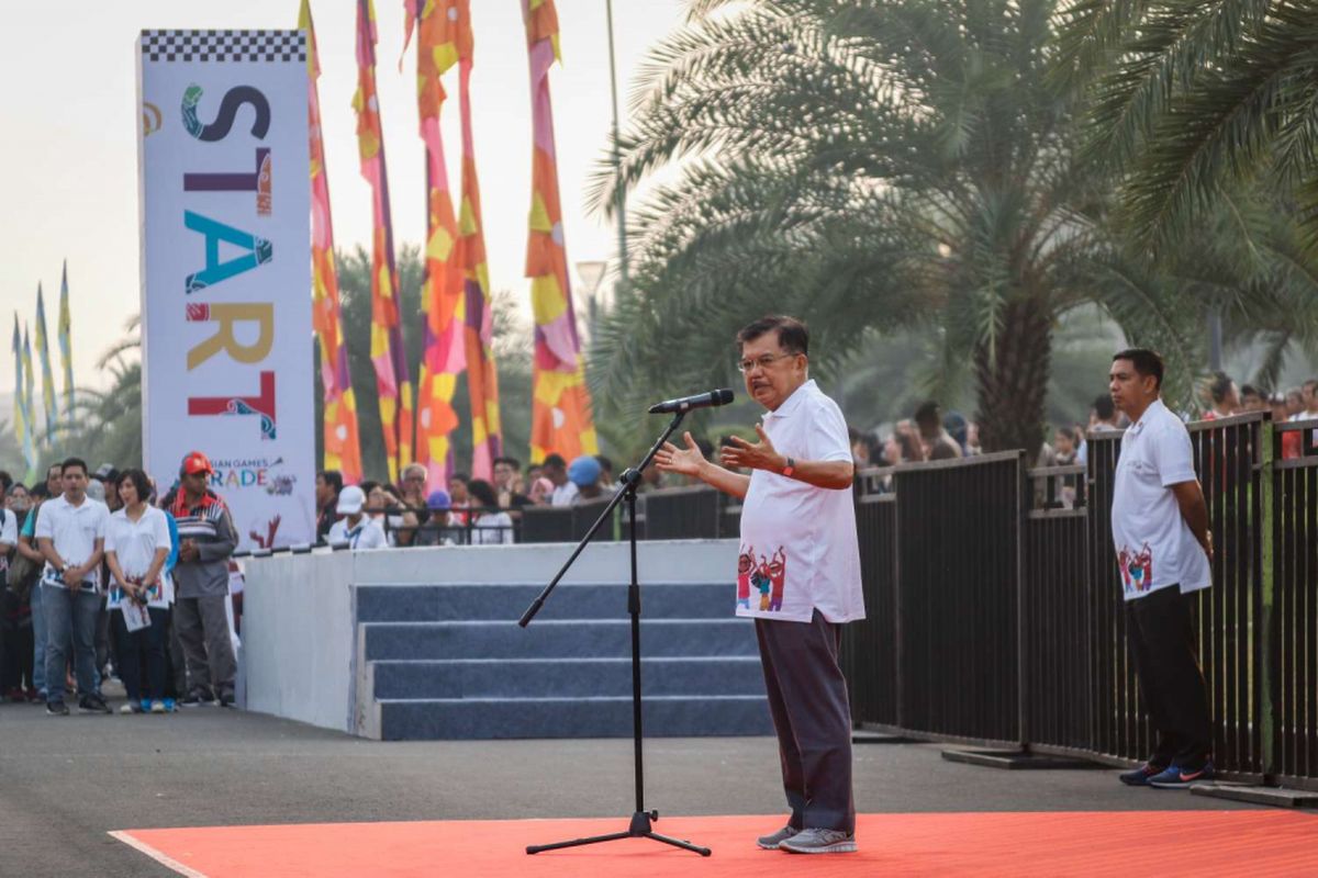 Wakil Presiden Jusuf Kalla melepas rombongan parade Asian Games XVIII 2018 Jakarta-Palembang di Monas, Jakarta, Minggu (13/5/2018). Acara yang diikuti sekitar 5.000 peserta dari berbagai komunitas, instansi pemerintah, dan pihak sponsor tersebut untuk menggelorakan semangat dan partisipasi masyarakat dalam menyambut Asian Games 2018 pada Agustus mendatang.