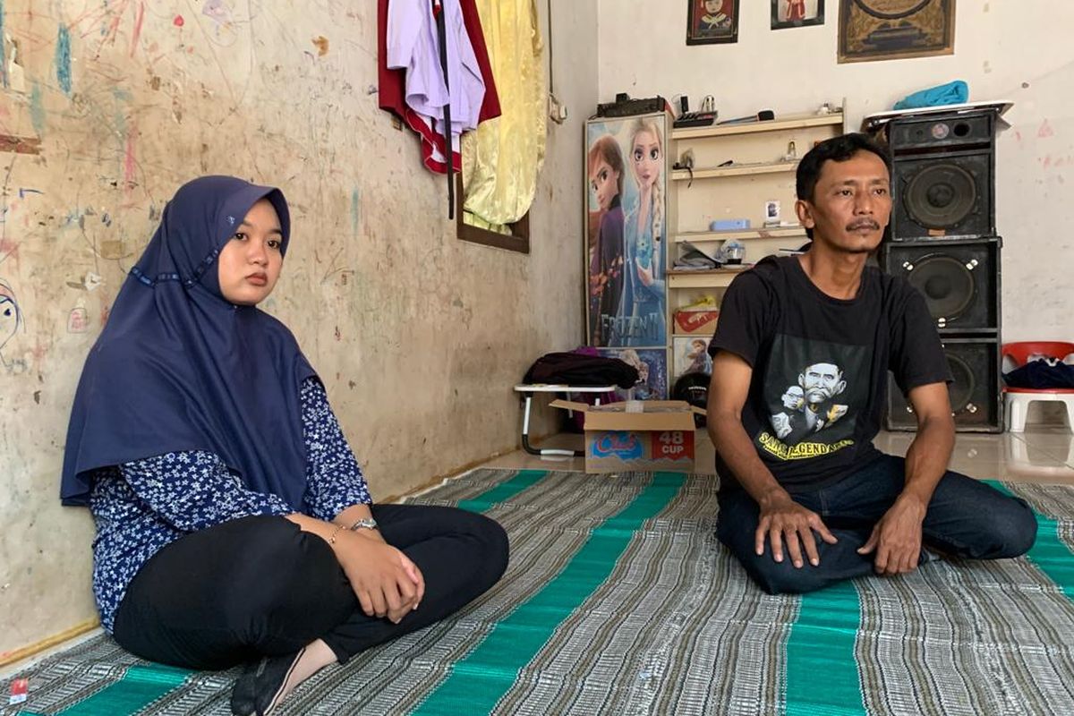 Rizki Meilia Putri (23), putri sematang wayang almarhum Pujianto (48), tukang parkir Soto Lamongan yang tewas dalam kasus kecelakaan beruntun di ruas jalan Madiun-Surabaya di Desa Tiron, Kecamatan Madiun, Jawa Timur berada di rumah duka, Selasa (7/11/2023). Keluarga korban yang tinggal di Desa Nglames, Kecamatan Madiun, Kabupaten Madiun meminta pengemudi mobil bertanggung jawab terhadap kecelakaan tersebut.