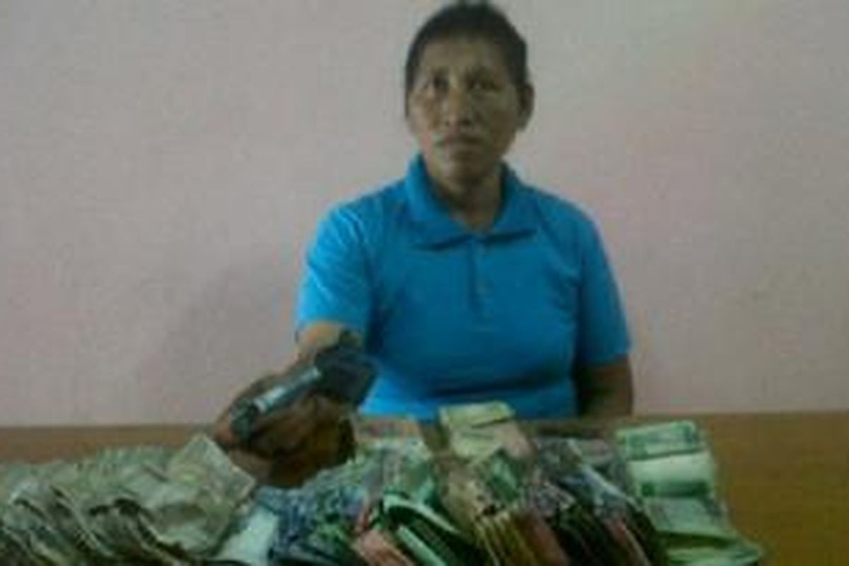 Perempuan pemulung, Ely Mulyawati, dengan uangnya yang berjumlah Rp 17 juta lebih 