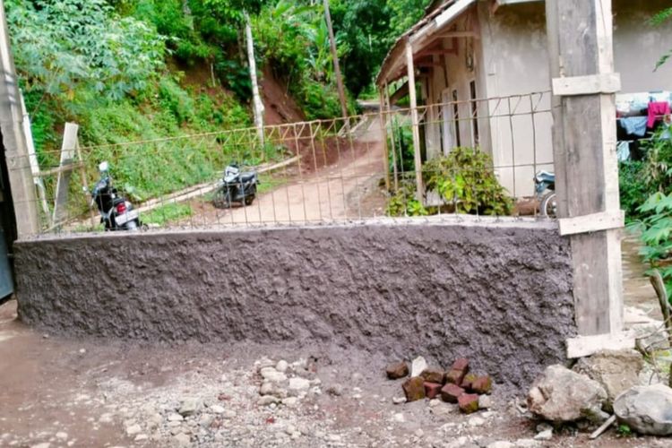 Pemilik tanah menembok jalan yang selama ini dipakai jalan oleh pemerintah desa di lahan pribadi warga karena biaya sewanya tak dibayar di Desa Mandalasari, Puspahiang, Kabupaten Tasikmalaya, Jawa Barat, Selasa (2/7/2024).